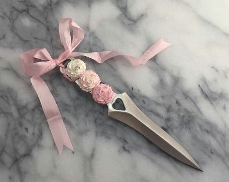 Dagger Aesthetic, Knife Aesthetic, Creepy Cute Fashion, Pastel Punk, Pretty Knives, Fleurs Diy, Knife Collection, Kawaii Accessories, Cool Knives