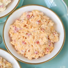 CHFF PAULA DEEN.-       http://www.pauladeenmagazine.com/classic-pimiento-cheese-recipe/                 ,.   clásico-pimieinto queso Pimiento Cheese Recipe, Pimento Cheese Burger, Grilled Hamburgers, Pimento Cheese Recipe, Homemade Pimento Cheese, Pimento Cheese Spread, Sauce Spaghetti, Hamburgers Grilled, Pimento Cheese Recipes