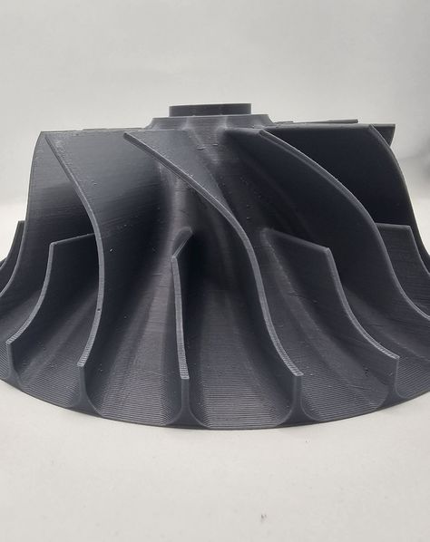 Ravi de partager ma dernière impression : un compresseur centrifuge imprimé en 3D pour une maquette. Une prouesse technologique démontrant l'innovation et la précision de nos méthodes de fabrication. (Modèle conçu par "CATIAV5FTW", non disponible à la vente) #impression3d Impression 3d