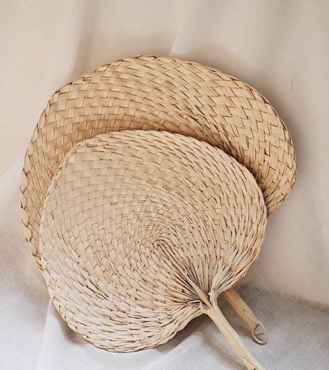 Perfect wedding favour for a tropical wedding. Or the perfect handbag essential on a hot summers day ☀️ Thoughtful Wedding Gifts, Woven Raffia, Simple Life Hacks, Modern Women, Tropical Decor, Palm Leaf, Baskets On Wall, Handmade Home, Palm Leaves