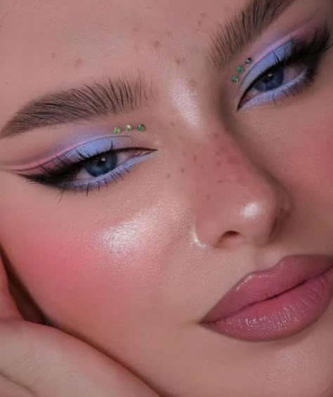 Shine Brightly In Prismatic Pastel Makeup Looks For All Your Holiday Parties Pastel Makeup Looks, Aquarius Vibes, Aesthetics Makeup, Concert Makeup, Pastel Makeup, London Makeup, Eye Makeup Pictures, Makijaż Smokey Eye, Pinterest Makeup