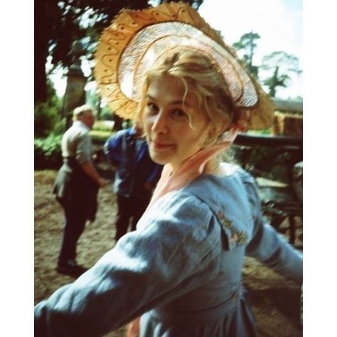 Historical Romance Addict on Instagram: “Rosamund Pike as beautiful Jane on the set of Pride and Prejudice (2005) 😍 “Filming Pride and Prejudice (2005) was a joy and made for one…” Sense And Sensibility 2008, Emma 2020, Pride And Prejudice 2005, Sense And Sensibility, Rosamund Pike, Anya Taylor Joy, Historical Romance, Behind The Scenes, Sense