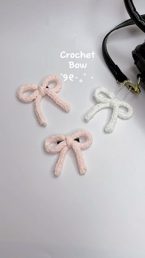 xuxucrochet | Crochet Bow 🎀🎀🎀 Video tutorial on my youtube channel ▶️: "Xuxu Crochet" 💞 #crochet #bow #crochetbow #crochethairclip #crochetkeychain... | Instagram Small Crochet Projects Free Easy Patterns, Hand Knitting Diy, Crochet Bow, Crochet Tutorial Pattern, Crocheting Ideas, Beginner Crochet Tutorial, Quick Crochet Patterns, Crochet Hair Accessories, Pola Amigurumi