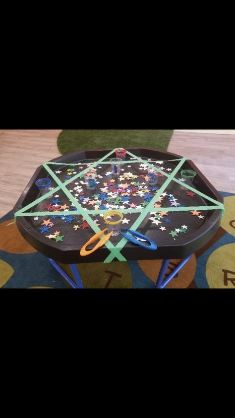 Ramadan tuff tray Ramadan Tuff Tray Ideas, Ramadan Activities Eyfs, Eid Tuff Tray Ideas, Hannukah Eyfs Activities, Eid Activities Eyfs, Ramadan Preschool Activities, Ramadan Activities For Toddlers, Diwali Tuff Tray Ideas, Space Tuff Tray Ideas