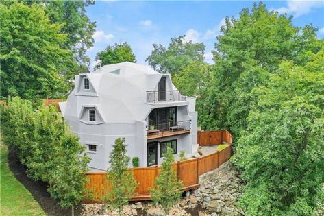 The exterior of a gray geodesic dome house. Geometric Dome House, Geodesic Dome Homes Interiors, Dome Home Interior, Circular House Design, Dome House Interior, Geodesic Homes, Geodesic Dome House, Earth Ship, Dome Houses