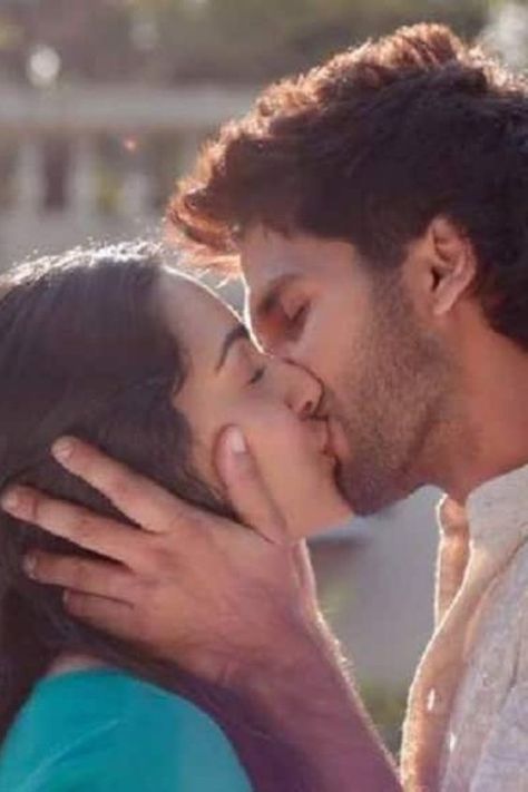 Romantic Kiss Gif, Kabir Singh, Bollywood Images, Kiss Images, Image Couple, Love Couple Images, Romantic Photoshoot, Romantic Kiss, Hot Romance