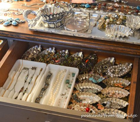 Shabby Chic Jewelry Display, Ways To Organize Jewelry, Vintage Dressing Rooms, Junk Organization, Jewellery Organisation, Tiffany Room, Organize Jewelry, Jewelry Closet, Home Interior Accessories