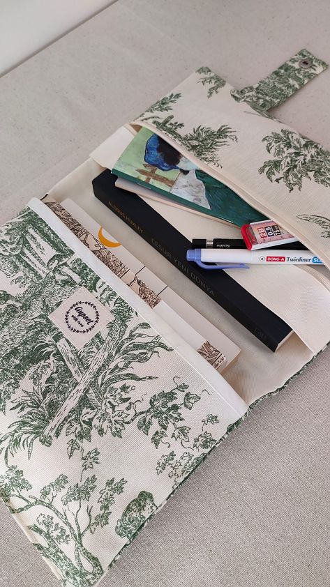 Fabric Book Sleeve, Stationary Bag, Emprendimiento Ideas, Book Purse, Book Protector, Book Pouch, Friend Crafts, Fabric Stains, Travel Bag Organization