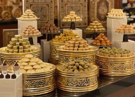 Arab Dessert Table, Moroccan Food Table, Traditional Lebanese Wedding, Lebanese Wedding Food, Turkish Wedding Food, Indian Dessert Table, Turkish Wedding Decor, Arab Wedding Traditions, Arabic Theme Party