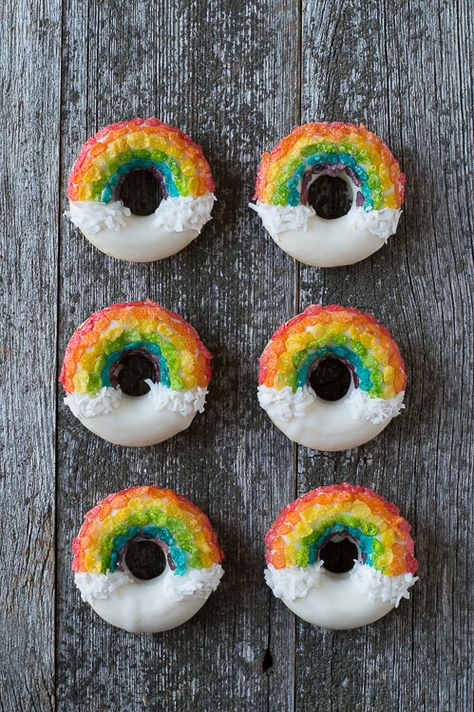 Shamrock Cupcakes, Rainbow Donut, St Patrick Day Treats, Donut Decorations, St Patricks Day Food, Slow Cooker Desserts, Rainbow Food, Rainbow Crafts, Delicious Donuts