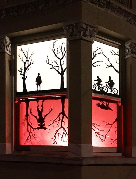 What was your favourite tv show of the decade? Why not start the year off by getting creative and making your own window display! Stranger Things Halloween Decorations, Diy Halloween Window Decorations, السلسلة الغذائية, Diy Halloween Window, Stranger Things Halloween Party, Upside Down World, Halloween Window Display, Läskig Halloween, Stranger Things Theme