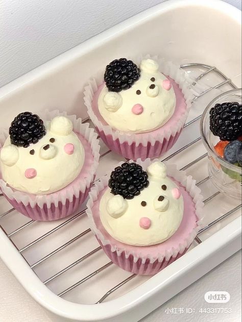 Pretty Deserts, Blackberry Cake, Bear Cupcakes, Anniversaire Diy, Kawaii Cooking, Cute Baking, Pretty Dessert, Kawaii Food, Cute Desserts