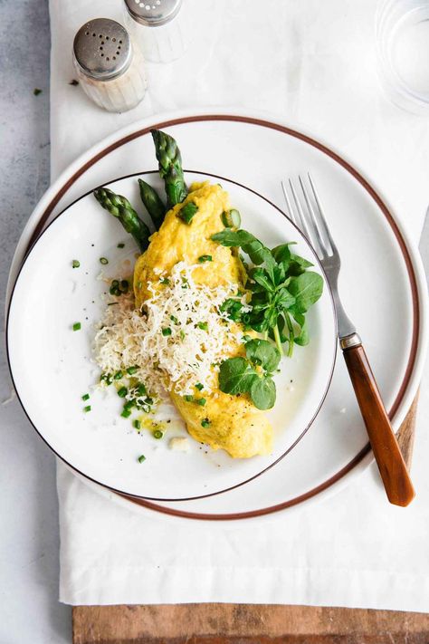 Asparagus Omelette with Cheese is a healthy, quick, 10-Minute breakfast or brunch recipe that keeps you full for hours and gives you a kick in energy. Asparagus Omelette, Cheese Omelette, Omelette Recipe, Vegetarian Menu, Brunch Recipe, Asparagus Recipe, Cooking Inspiration, Omelet, 10 Minute