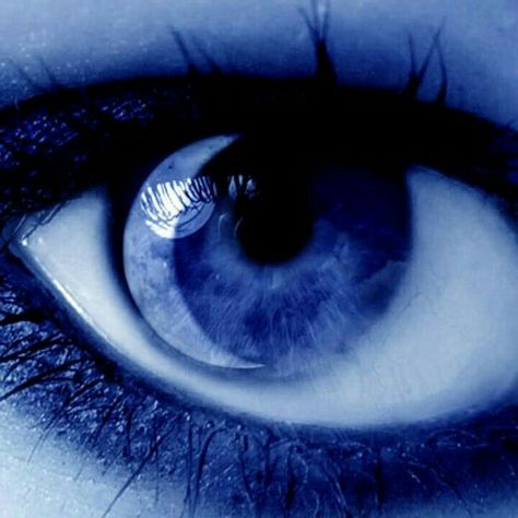 ᶫᵒᵛᵉღ The crescent moon in her eye is beautiful! I absolutely love this! Enya Music, Pull Bleu Marine, Indigo Eyes, Foto Macro, Rhapsody In Blue, Behind Blue Eyes, Feeling Blue, Love Blue, Eye Art