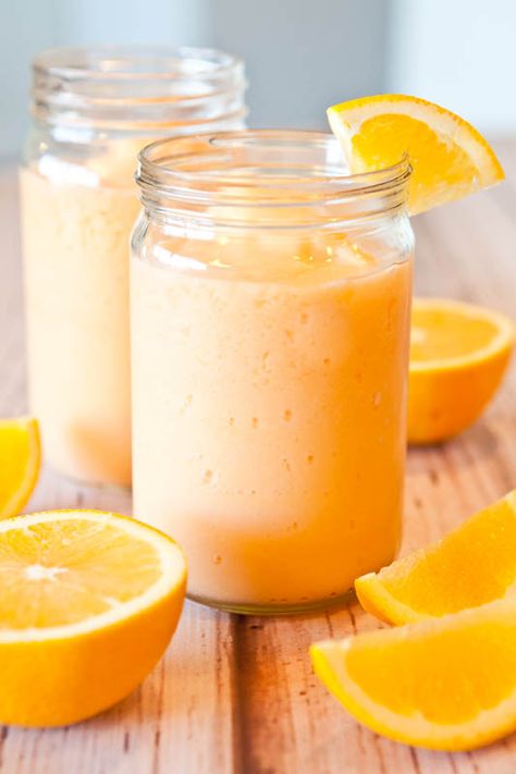 orange push up smoothie Orange Creamsicle Smoothie, Orange Banana Smoothie, Creamsicle Smoothie, Resep Juice, Resep Smoothie, Fresh Smoothies, Orange Smoothie, Moonshine Recipes, Overnight Oat