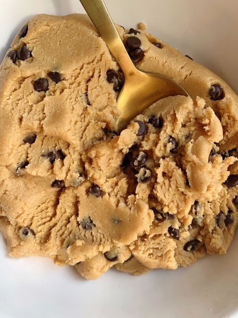 Healthy Edible Cookie Dough, Basic Chocolate Chip Cookies, Edible Cookie Dough Recipe, Healthy Cookie Dough, Bite Size Cookies, Raw Cookie Dough, Edible Cookies, Cookie Dough Recipes, Edible Cookie Dough