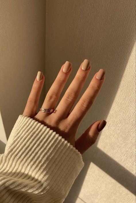 CHIC MINIMALIST NAILS | WEDDING NAILS Nails Aesthetic Vintage Beige, Short Nails Ideas Beige, Light Brown Nails Aesthetic, Aesthetic Beige Nails, Beige Aesthetic Nails, Short Nails Beige, Nails Beige Aesthetic, Gel Nails Beige, Brown And Beige Nails