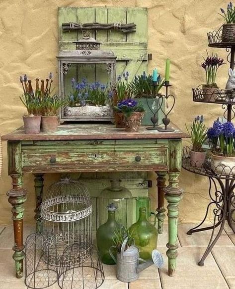 Country Cottage Living, Vintage Booth Display, Vintage Garden Decor, Charming Garden, Funky Junk, Rustic Garden Decor, Green Decor, Cottage Living, Rustic Farmhouse Decor