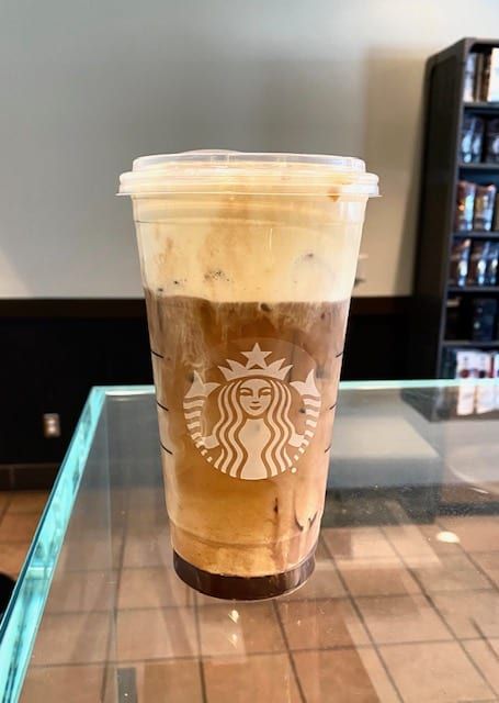 Here's How You Can Order The S'mores Cold Brew Off The Starbucks Secret Menu Starbucks Cold Coffee Drinks, Au Photos, Starbucks Flavors, Starbucks Breakfast, Frappuccino Starbucks, Coffee Lattes, Coffee Moment, Iced Lattes, Cold Starbucks Drinks