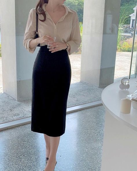 Long Skirt Outfits Professional, Formal Long Skirt Outfit Classy, Ulzzang Work Outfit, Office Fits Aesthetic, Corporate Skirts Outfits, Skirt Work Outfits Women Office, Corporate Attire Skirt, Business Professional Outfits Skirt, Corporate Attire Women Skirt