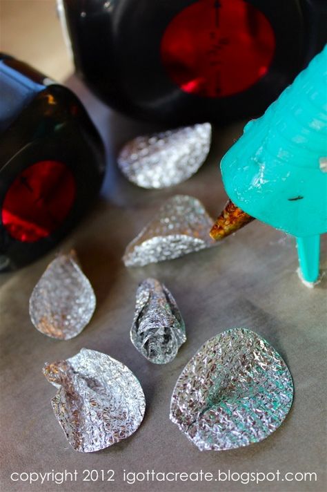 I Gotta Create!: Tinfoil Rose Tutorial Tin Foil Crafts, Foil Crafts, Aluminum Foil Crafts, Tin Foil Art, Tin Foil Hat, Soda Can Crafts, Aluminum Foil Art, Aluminum Can Crafts, Aluminum Crafts