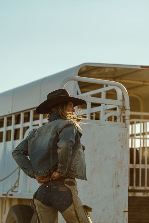 Punchy Cowgirl Aesthetic, Western Influencer Photography, Cowboy Western Aesthetic, Moody Cowgirl Aesthetic, Western Model Photography, Crunchy Cowgirl Aesthetic, Old Money Western Aesthetic, Western Headshots, Hat Looks For Women