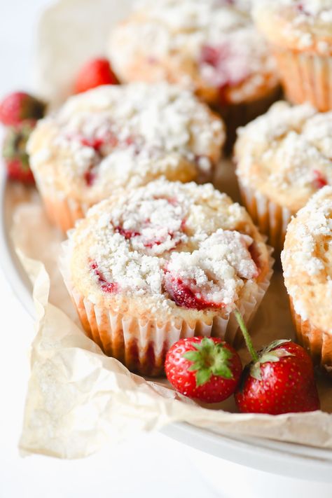 Delicious strawberry muffins with a secret ingredient! Learn how yogurt makes these muffins light, fluffy, and tender. Strawberry Puree Muffins, Strawberry Coconut Muffins, Strawberry Muffin Recipes, Strawberry Salsa, Yogurt Muffins, Breakfast Burger, Strawberry Muffins, Filled Muffins, Breakfast Quiche