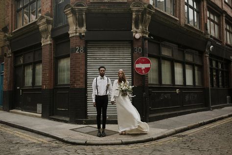 Alleyway Wedding Photos, Street Pre Wedding, Street Wedding Photoshoot, Wedding Street Photography, Street Wedding Photography, Urban Wedding Photography, Mehendi Photography, Pose Pengantin, Wedding Photography Bridal Party