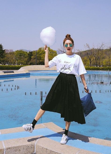 casual outfit with oversized white tee + black pleated skirt || street style || fashion inspiration Moda Ulzzang, Oversized Shirt Outfit, Vintage Dresses Casual, Things To Learn, Grunge Vintage, Pakaian Feminin, Chique Outfits, Mode Abaya, Korean Fashion Trends