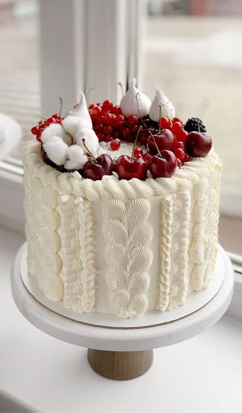 Winter Cake Ideas, Christmas Themed Cake, Christmas Cake Designs, Winter Wedding Cake, Xmas Cake, Winter Cake, Creative Cake Decorating, Holiday Cakes, Cake Flavors