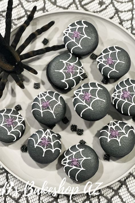 Halloween macarons made with black ingredients such as black sesames and black cocoa powder. Top these with spider webs and spiders and you have a great dessert for a party! Spider Macarons, Spooky Macarons, Autumn Macarons, Spider Desserts, Black Macarons, Halloween Macaroons, Macaron Designs, Ginger Cakes, Halloween Macarons