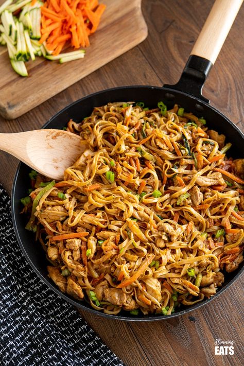 Peanut Chicken Noodles, Stir Fry With Chicken, Easy Peanut Chicken, Noodle Stir Fry, Singapore Noodles, Chicken Noodles, Chicken Noodle Recipes, Peanut Noodles, Peanut Chicken