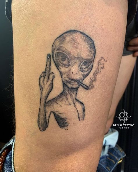 Alien Tattoo Design For Men, Alien Tattoo Design, Cooking Tattoo, Spaceship Tattoo, Design Tatuaje, Full Hand Tattoo, Hipster Tattoo, 16 Tattoo, Biker Tattoos