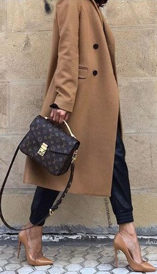 Camel Coat, Heels & Louis Vuitton Bag. Τσάντες Louis Vuitton, Vuitton Outfit, Pochette Louis Vuitton, Sac Louis Vuitton, Walking Down The Street, Langer Mantel, Moda Chic, Mode Casual, Looks Style