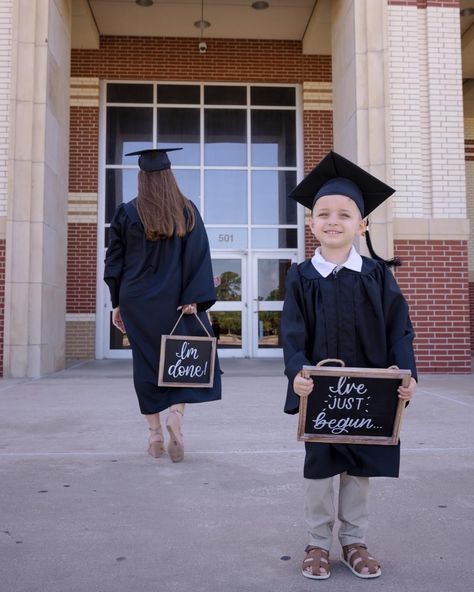 Kinder And High School Grad Pics, Kindergarten And Senior Graduation, Mom Son Graduation Photos, Kindergarten And High School Graduation Pictures, 2nd Grade Photo Shoot Ideas, Graduation Pictures With Younger Sibling, Kinder And Senior Graduation Pictures, Graduation Picture With Family, Senior And Kindergarten Graduation