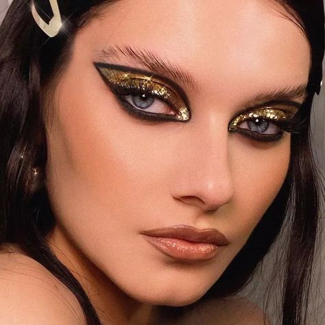 best holiday makeup looks 70s Inspired Makeup, Gold Eyeshadow Looks, Festival Make Up, Holiday Makeup Looks, Sparkly Eyes, Gold Eyeshadow, Winter Makeup, Celebrity Makeup Artist, Holiday Makeup