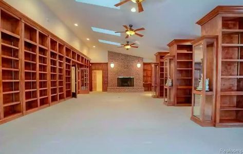 This $575K Michigan home has the library of a book lover's dreams Contemporary Mansion, University Style, Library Room, Home Library Design, Secret Rooms, Home Libraries, Library Design, California Homes, Home Library