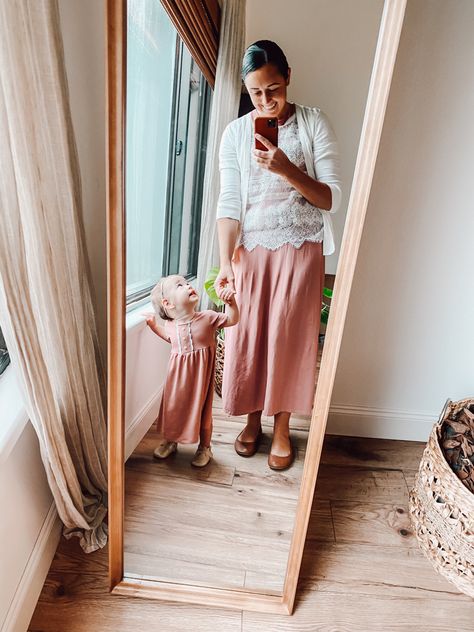 Homemade Mennonite Dress Ideas, Mennonite Fashion, Mennonite Dress Ideas, Mennonite Dress, Modest Clothes, Modest Style, Modest Dress, Mommy Daughter, Matching Outfit