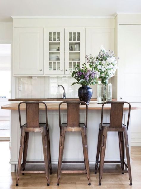 White Kitchen with Copper Barstools - Summer Cottage in Sweden Renovating House, Farmhouse Bar Stools, Farmhouse Bar, Kursi Bar, Eclectic Farmhouse, Stools For Kitchen Island, Summer Decorating, Trendy Kitchen, Kitchen Bar Stools