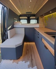 Astuces Camping-car, Diy Van Conversions, Kombi Motorhome, Camper Interior Design, Kombi Home, Van Conversion Interior, Campervan Life, Build A Camper Van, Build A Camper