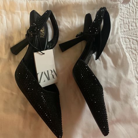 Shimmery Slingback Heels By Zara Heels Expensive, Expensive Heels, Black Low Heels, Expensive Sneakers, Black Slingback Heels, Classy Heels, Zara Shoes Heels, Black Heels Low, Black Peep Toe Heels