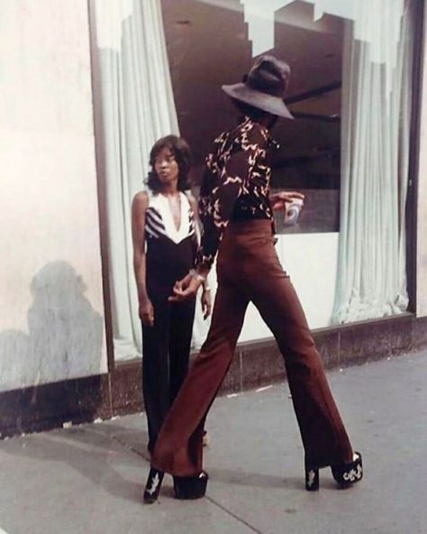 70s Black Fashion, 70s Fashion Men, Look Disco, 60’s Style, Disco Fashion, Men In Heels, Fashion 70s, 70s Inspired Fashion, 70s Outfits