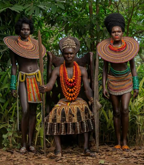 King On His Throne, Black Ancestry, African King, Costume Africain, African Royalty, Afrikaanse Kunst, African People, African Queen, We Are The World