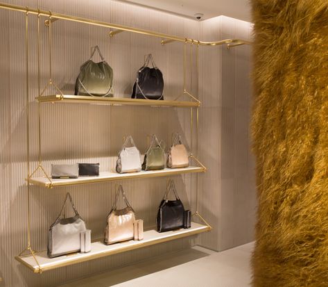 Handbag Showroom, Bag Store Design, Bag Shop Interior Design Retail Stores, Visual Merchandising Luxury Handbag On Table, Luxury Bag Shop Interior, Showroom Lighting Display Shelves, Handbag Display, Shop House Plans, Interior Display