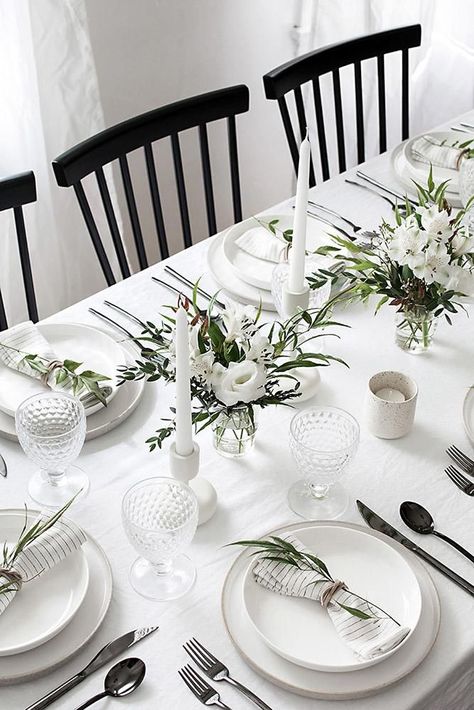 24 Cool Minimalist Wedding Decor Ideas ❤ minimalist wedding decor simple white table with flowers and candles homeyohmy #weddingforward #wedding #bride #weddingdecor #minimalistweddingdecor Minimal Table Setting, Simple Thanksgiving Table Decor, Thanksgiving Table Settings Simple, Simple Thanksgiving Table, Flowers In Vases, Modern Tablescape, Minimal Table, Breakfast Table Setting, Minimalist Wedding Decor