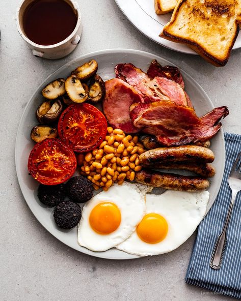 How to make a full english breakfast | www.iamafoodblog.com Uk Breakfast Ideas, Full English Breakfast Ideas, Full Breakfast Ideas, Cafe Breakfast Ideas, English Breakfast Ideas, Full English Breakfast Recipe, English Breakfast Recipe, English Meals, Uk Breakfast