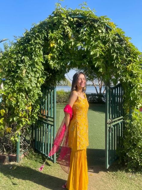 Haldi Outfit For Girl, Halfi Outfit For Girl, Modest Haldi Outfits, Photography Poses In Sharara, Haldi Outfits Aesthetic, Sharara Pic Pose, Haldi Inspo Outfit, Indian Outfit Poses Ideas, Sharara Aesthetic Pics