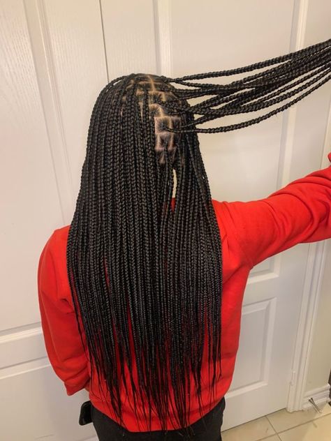 Medium Back Length Knotless Braids, Knotless Box Braids Full Head, Knotless Box Braids Medium Waist Length, Medium Knotless Braids Mid Back Length, Small Knotless Braids Medium Length, Small Knotless Braids Mid Back Length, Bra Strap Length Knotless Braids, Small Knotless Box Braids Medium Length, Box Braids Straight Ends