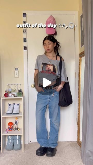 Grace 🇨🇳 on Instagram: "oversized tshirt outfit 🖤
•
•
•
spring fashion inspo, spring outfit ideas, thrifted style, vintage aesthetic, pinterest style inspiration, it girl style, platform boots outfit, baggy jeans outfit, alt girl style, baggy tshirt style
#springoutfitideas #thriftedoutfit #stylediary #platformboots #outfitoftheday" Alt Girl Style, Style Platform Boots, Platform Boots Outfit, Oversized Tshirt Outfit, Fashion Inspo Spring, Baggy Tshirt, Thrifted Style, Oversize Tshirt Outfits, Baggy Jeans Outfit