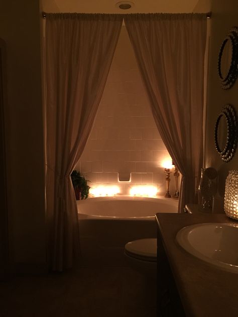 😍 Cozy Home Bathroom, Cozy Bathroom Aesthetic Dark, Classy Vintage Decor, Bathroom Vanity Aesthetic, Sapphic Home Decor, Dark Feminine Bathroom, Dim Bathroom, Romantic Bathroom Ideas, Bathroom Decor Cozy